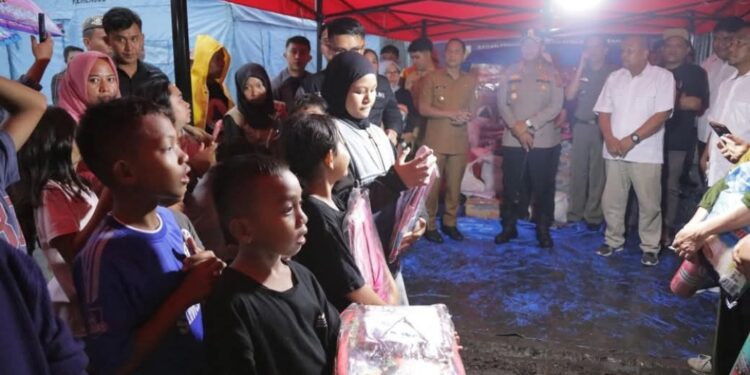 Peduli Musibah Kebakaran di Gogagoman, Weny Gaib Apresiasi Polres Kotamobagu