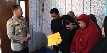 Wujud Empati, Kapolres Kotamobagu Sambangi Rumah Duka Orang Tua Personil