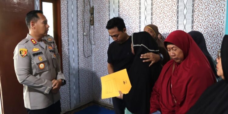 Wujud Empati, Kapolres Kotamobagu Sambangi Rumah Duka Orang Tua Personil