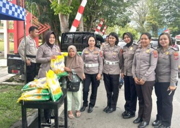 Bantu Masyarakat, Polwan Polres Kotamobagu Gelar Gerakan Pangan Murah