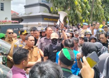 Berlangsung Damai, Weny-Rendy Terima Aksi Demo Mahasiswa