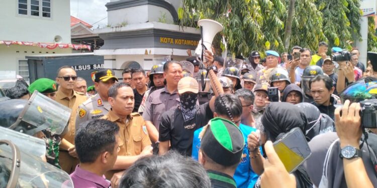 Berlangsung Damai, Weny-Rendy Terima Aksi Demo Mahasiswa