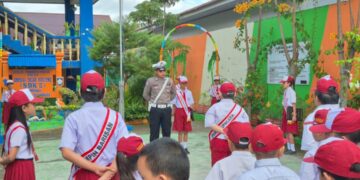 Polisi Sahabat Anak, Sat Lantas Polres Kotamobagu Tanamkan Semangat Nasionalisme Sejak Dini