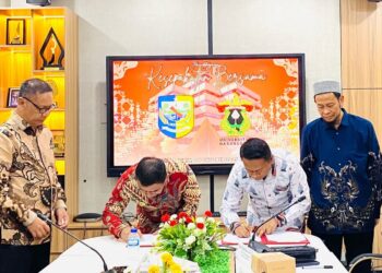 Foto : Bupati Boltara dan pihak Unhas saat menandatangai MoU