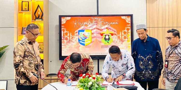 Foto : Bupati Boltara dan pihak Unhas saat menandatangai MoU