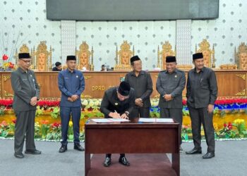 Foto : Bupati Boltara Sirajudin Lasena saat menandatangai dokumen KUA PPAS APBD 2026