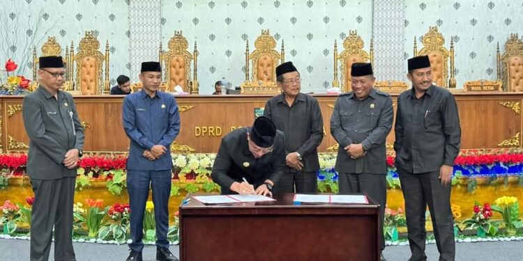 Foto : Bupati Boltara Sirajudin Lasena saat menandatangai dokumen KUA PPAS APBD 2026