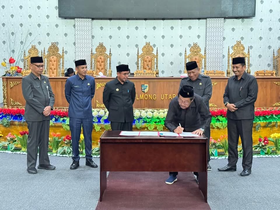Foto : Ketua DPRD Boltara Frangky Chendra saat menandatangai dokumen KUA PPAS APBD 2026