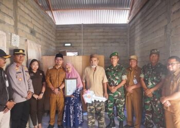 Foto : Sirajudin Lasena saat meresmikan Bantuan Rumah Layak Huni di Kecamatan Sangkub