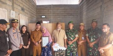 Foto : Sirajudin Lasena saat meresmikan Bantuan Rumah Layak Huni di Kecamatan Sangkub