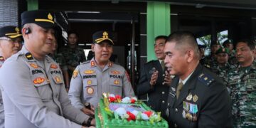 Soliditas TNI-Polri, Kapolres Kotamobagu Datangi Kodim 1303/BM Beri Kejutan HUT TNI ke-80