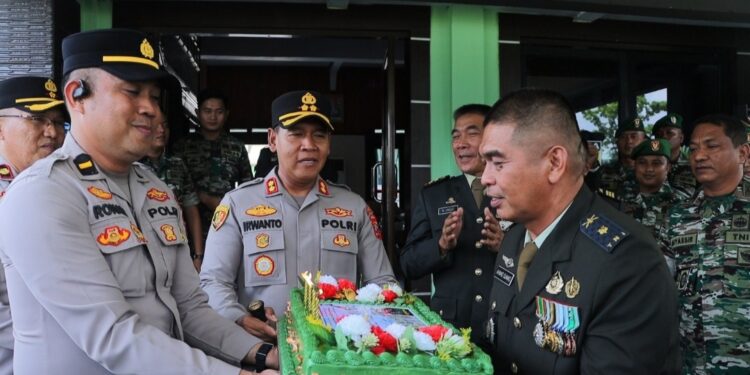Soliditas TNI-Polri, Kapolres Kotamobagu Datangi Kodim 1303/BM Beri Kejutan HUT TNI ke-80