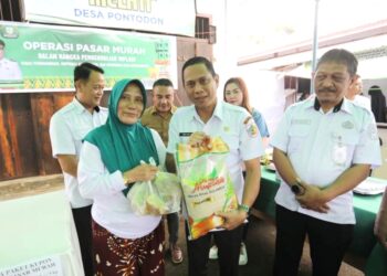 Pastikan Tepat Sasaran, Weny Gaib Pantau Langsung Operasi Pasar Murah di Desa Pontodon