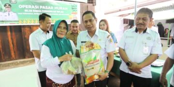 Pastikan Tepat Sasaran, Weny Gaib Pantau Langsung Operasi Pasar Murah di Desa Pontodon