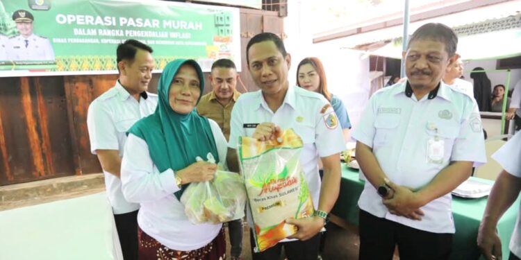 Pastikan Tepat Sasaran, Weny Gaib Pantau Langsung Operasi Pasar Murah di Desa Pontodon