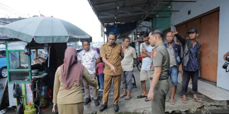 Tinjut Aspirasi Masyarakat, Weny Gaib Tinjau Kondisi Drainase Jalan Kartini
