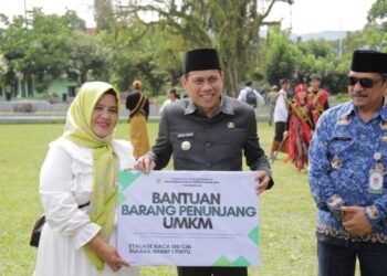 Momentum Hari Sumpah Pemuda ke 97, Weny Gaib Serahkan Bantuan untuk UMKM