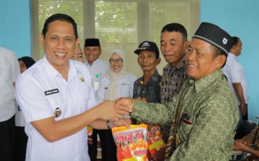 Diserahkan Wali Kota, Puluhan Poktan di Kotamobagu Terima Bantuan Bibit Jagung dari Pemprov Sulut