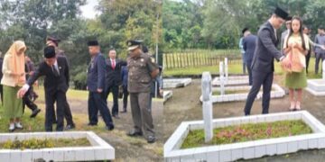 Rangkaian Peringatan Hari Pahlawan, Weny-Rendy Ziarah ke TMP Kotamobagu