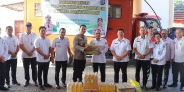 Wujud Kepedulian, Kapolres Kotamobagu Serahkan Bantuan Untuk Korban Banjir Bolmong