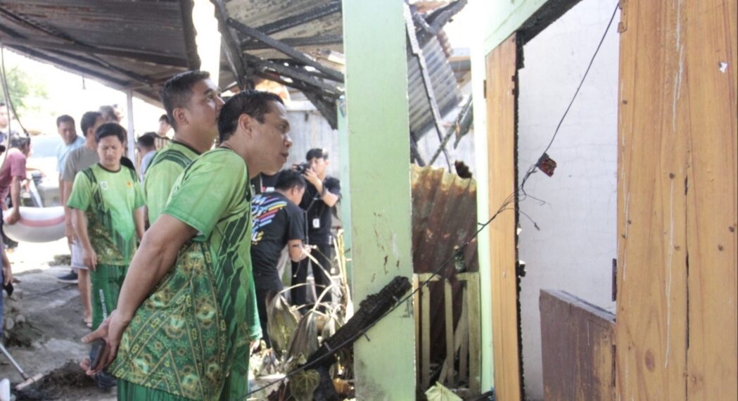 Tinjau Lokasi Kebakaran Rumah, Weny Gaib Serahkan Bantuan Bagi Warga Terdampak