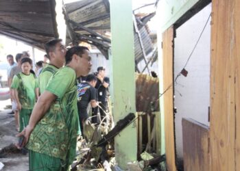 Tinjau Lokasi Kebakaran Rumah, Weny Gaib Serahkan Bantuan Bagi Warga Terdampak