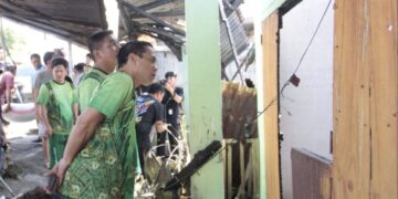 Tinjau Lokasi Kebakaran Rumah, Weny Gaib Serahkan Bantuan Bagi Warga Terdampak