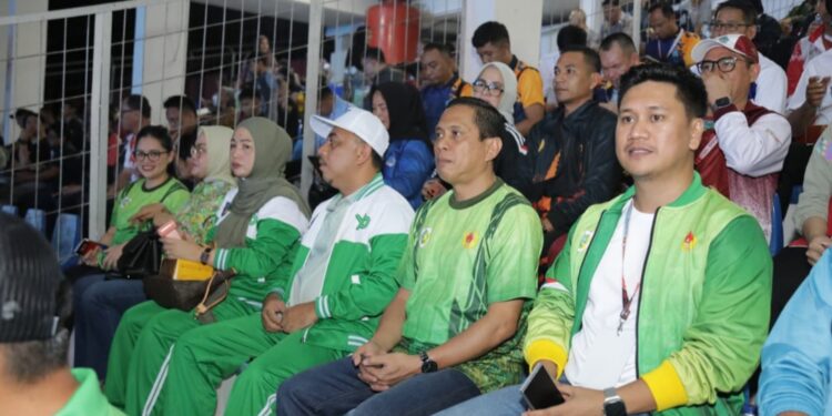 Wujud Dukungan untuk Kontingen Kotamobagu, Weny-Rendy Hadiri Pembukaan Porprov ke XII Sulut