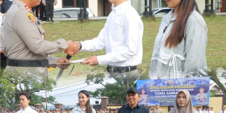 Bentuk Apresiasi, AKBP Irwanto Serahkan Hadiah Pemenang Lomba Menulis Feature