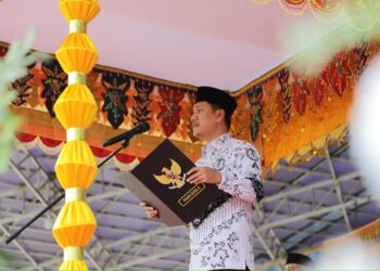 Pimpin Upacara Peringatan Hari Guru dan HUT PGRI, Rendy Mangkat Bacakan Sambutan Mendikdasmen