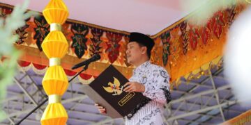 Pimpin Upacara Peringatan Hari Guru dan HUT PGRI, Rendy Mangkat Bacakan Sambutan Mendikdasmen