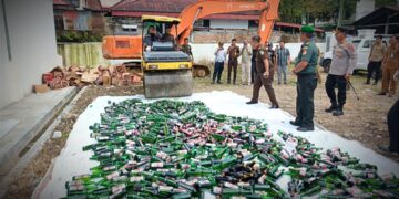 Inkrah, Kejari Kotamobagu Musnahkan Babuk Minol Ilegal dan Narkoba