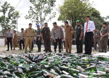 Hadiri Pemusnahan Barang Bukti, Weny Gaib: Pemkot Komitmen Berantas Peredaran Minol Tanpa Izin