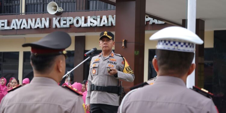 Pimpin Upacara Korps Raport, AKBP Irwanto Berikan Reward untuk Personel Berprestasi