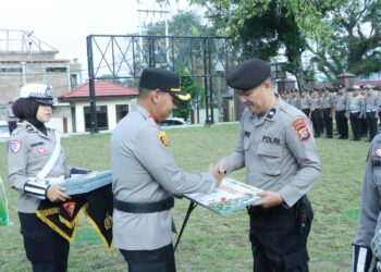 Wujud Kepedulian, Kapolres Kotamobagu Bagikan Bingkisan Natal untuk Personel