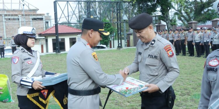 Wujud Kepedulian, Kapolres Kotamobagu Bagikan Bingkisan Natal untuk Personel