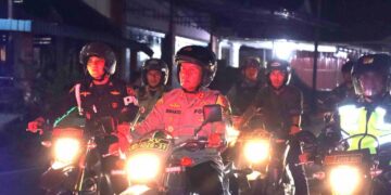 Tunggangi Kendaraan Roda Dua, Kapolres Kotamobagu Pimpin Patroli Malam Natal