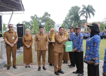 Apel Kerja Perdana, Weny Gaib Serahkan SK Pengangkatan PPPK Paruh Waktu