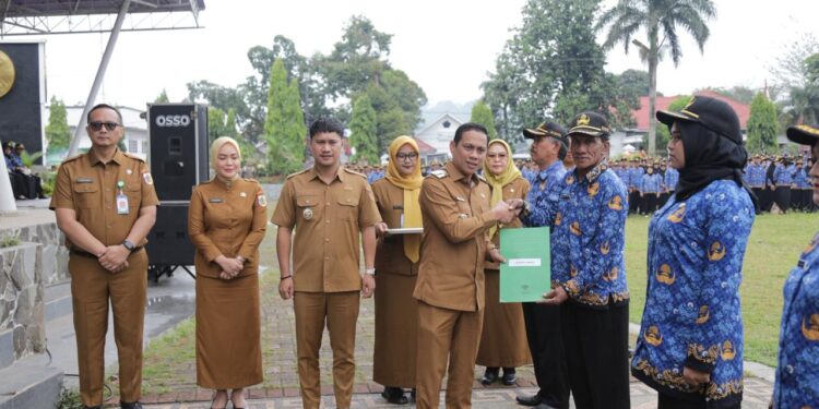 Apel Kerja Perdana, Weny Gaib Serahkan SK Pengangkatan PPPK Paruh Waktu