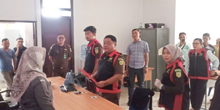 Tengah Berlangsung,Tim Penyidik Kejari Geledah Kantor Bawaslu Kotamobagu