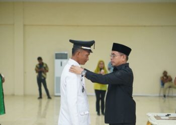 Foto : Bupati Bolatara saat melantik secara resmi Penjabat Sangadi Desa Wakat