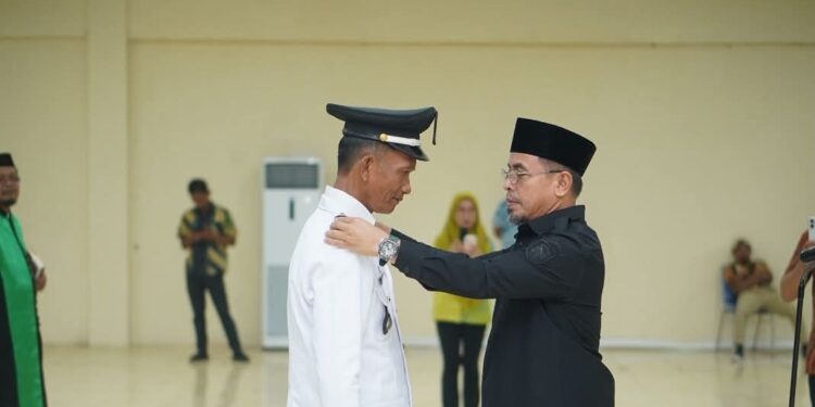 Foto : Bupati Bolatara saat melantik secara resmi Penjabat Sangadi Desa Wakat