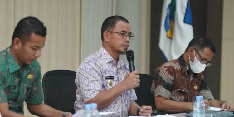 Foto : Bupati, Wakil Bupati dan Sekretaris Daerah saat memimpin rapat koordinasi bersama Sangadi dan Camat Se-Boltara