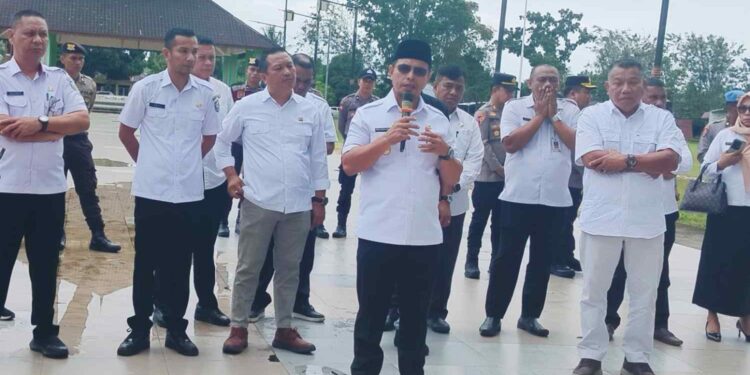 Foto : Bupati Boltara, Sirajudin Lasena saat menyampaikan sambutannya didepan masa aksi AMPB
