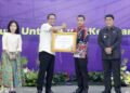 Foto : Wakil Bupati Boltara Mohamad Aditya Pontoh saat menerima penghargaan dari Kementerian Hukum RI