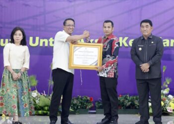 Foto : Wakil Bupati Boltara Mohamad Aditya Pontoh saat menerima penghargaan dari Kementerian Hukum RI