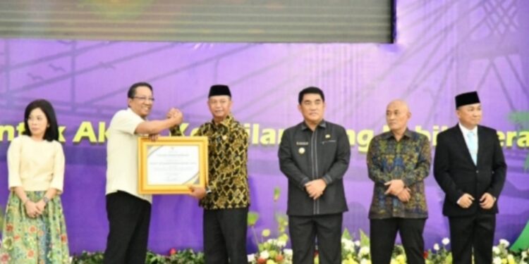 Proaktif Pembentukan Posbankum, Pemkab Boltim Terima Penghargaan Menteri Hukum RI