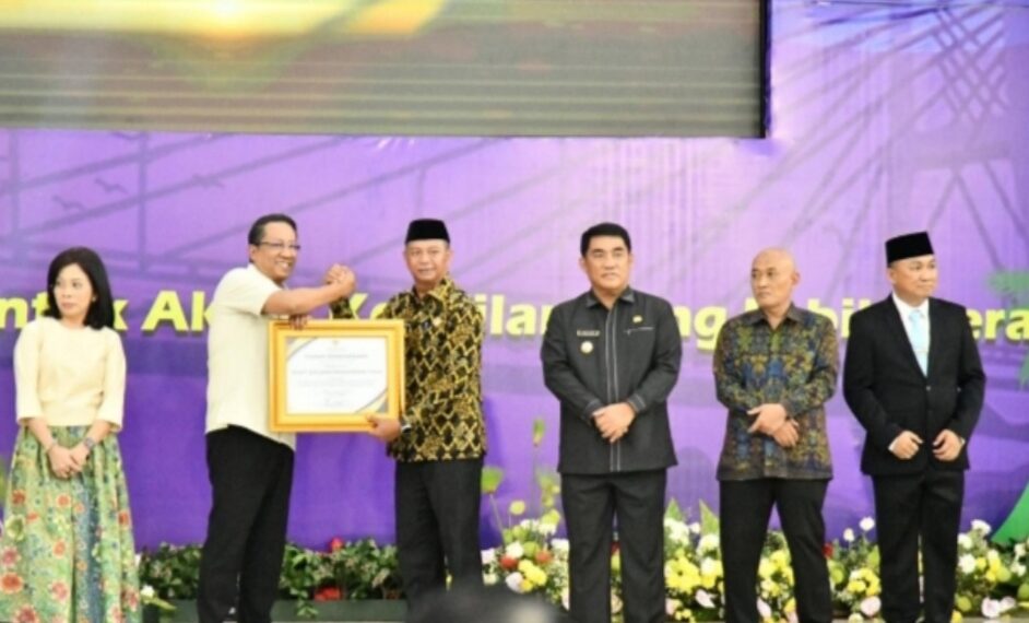 Proaktif Pembentukan Posbankum, Pemkab Boltim Terima Penghargaan Menteri Hukum RI