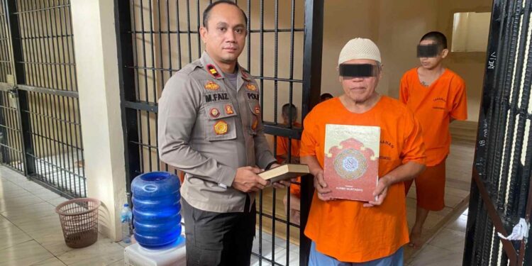 Program MOTABI, Sat Tahti Polres Kotamobagu Bagikan Al-Quran untuk Tahanan