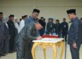 Foto : Tampak Bupati Boltara bersama pejabat teknis menandatangani SK Pelantikan